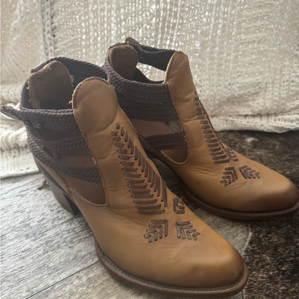 Corral Ladies Round Toe Tan Chocolate
Braided Strap Shortie Ankle Boot C3033